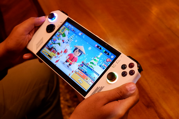 PORTABLE GAMING CONSOLE